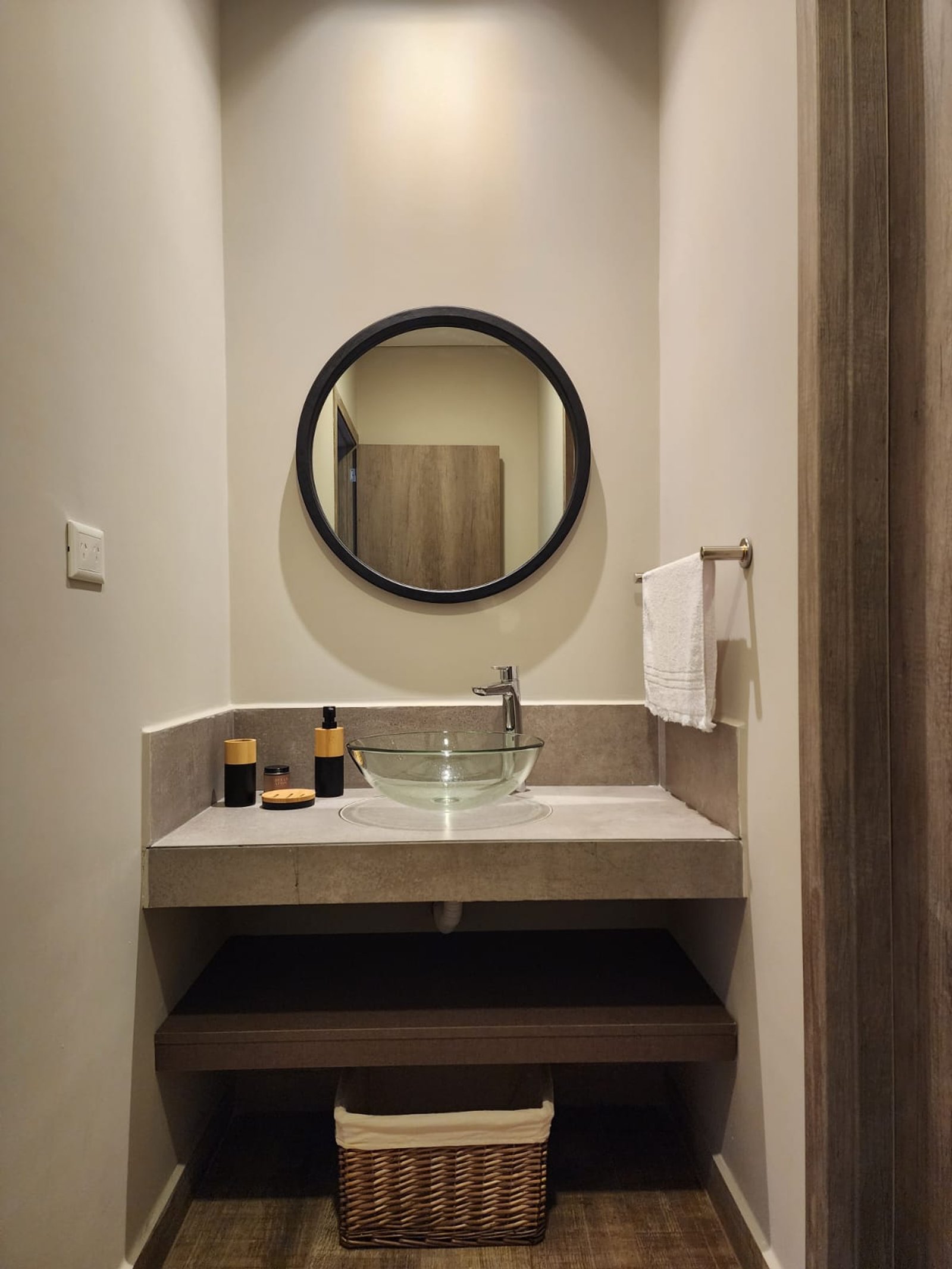 baño moderno con lavabo de cristal y espejo redondo — proyecto Ca La Estancia, por Luciana González Anderson, en Cafayate